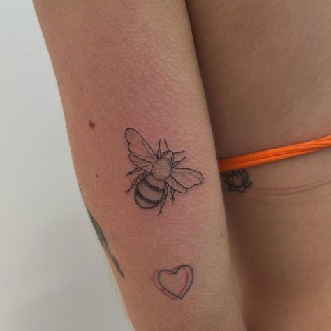 Bee Flower Tattoo Ideas, Unique Ankle Tattoos, Bee And Flower Tattoo, Feather Tattoo Ankle, Butterfly Ankle Tattoos, Rose Tattoo On Ankle, Tattoos Ideas For Women, Cute Ankle Tattoos, Bee Tattoos