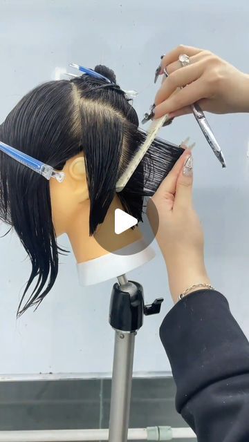 Short Hair Volume Cut, Hush Haircut Short, Short Hair Cuts Tutorial, Bob Layered Haircut Medium, Diy Haircut Short, How To Cut Bob Haircut, V Haircut For Short Hair, How To Cut Hair Short, Diy Haircuts For Women