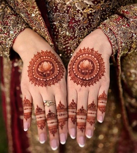 South Indian Mehndi Designs, Engagement Mehendi Minimal, Minimal Palm Henna Design, Minimal Mehendi, Minimal Henna, Tikki Mehndi, Flower Mehndi, Party Henna, Short Mehndi Design