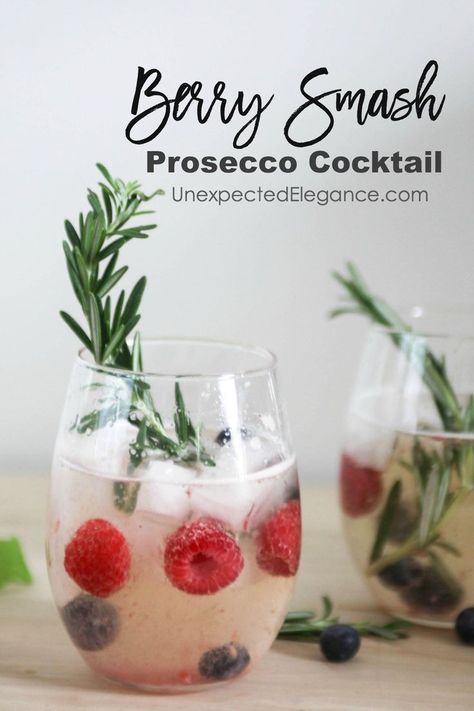 This Berry Smash Prosecco cocktail is refreshing, light and delicious!! It's perfect for a brunch, dinner, or no occasion at all. Prosecco Smash, Easy Christmas Cocktail, Cocktails To Make At Home, Christmas Cocktails Easy, Raspberry Cocktail, Dollar Diy, Recipe For Teens, Cocktail Appetizers, Prosecco Cocktails