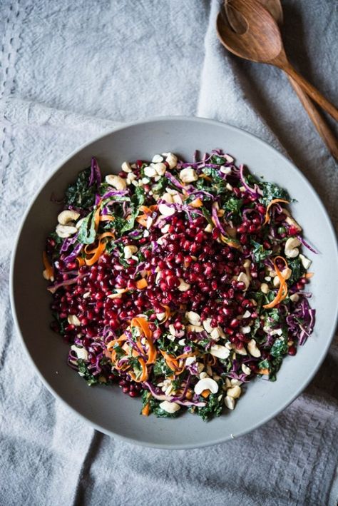 Kale Cabbage, Healthy Fruits And Vegetables, Healthy Living Recipes, Best Salad Recipes, Think Food, Healthy Vegetables, Pomegranate Seeds, Healthy Fruits, Side Salad