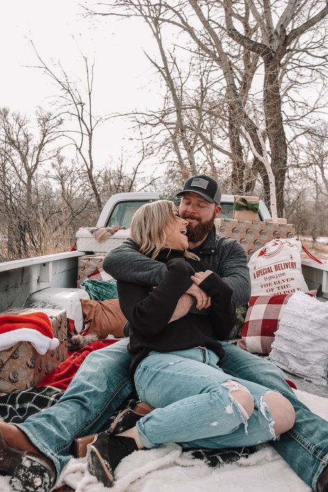 Christmas Photography Couples, Couples Holiday Photos, Christmas Mini Sessions Outdoor, Christmas Tree Photoshoot, Christmas Photoshoot Kids, Outdoor Christmas Photos, Large Family Pictures, Winter Family Pictures, Christmas Couple Photos