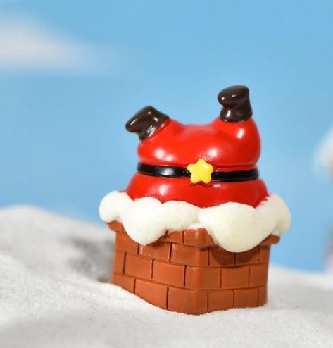 Pottery Esthetics, Christmas Village Scene, Santa Chimney, Christmas Figures, Design Motivation, Diy Snow Globe, Clay Christmas, Miniature Figurine, Village Scene