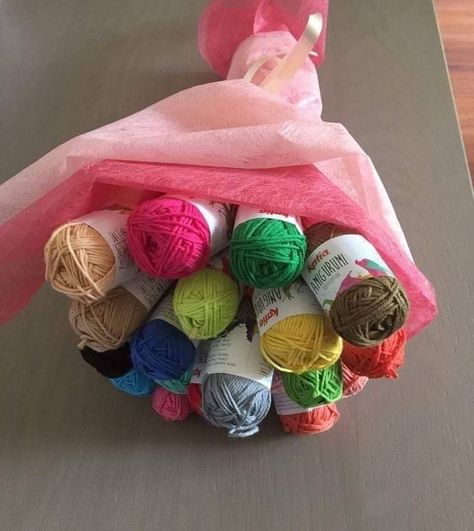 The best gifts 🎁❤️❤️ Diy Bday Gifts For Mom, Crochet Flower Square, Flower Bouquet Tutorial, Aesthetic Tutorial, Crochet Flower Squares, Crochet Flower Bouquet, Bouquet Tutorial, Yarn Organization, Personalised Gifts Diy