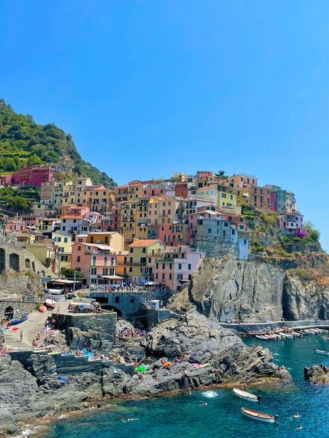 Colourful Houses Italy, Italy Houses Aesthetic, Cinque Terre Manarola, Surfing In Italy, Travel In Europe Aesthetic, World Trip Aesthetic, Manarola Aesthetic, Colourful Summer Aesthetic, Italy Sea Aesthetic