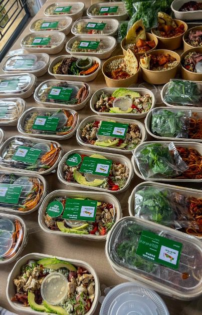 Grab And Go Salads, Salad Shop Design, Salad Takeout, Salad Display, Healthy Takeaway, Healthy Food Shop, Packaged Salad, Salad Packaging, Salad Shop