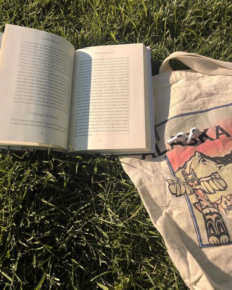 sunny day, aesthetic, book, spring read aesthetic Reading On Grass Aesthetic, Touching Grass Aesthetic, Spring Study Aesthetic, Warm Academia, Earth Vibes, Reading Outside, Bookish Aesthetic, Relaxing Reading, Study Art