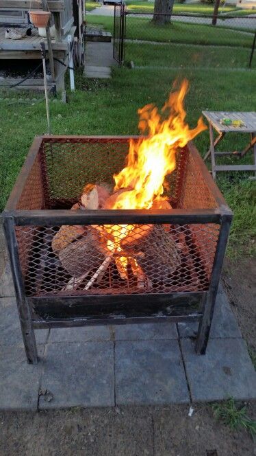 Welding Projects Fire Pit, Rebar Fire Pit, Fire Pit Welding Projects, Diy Metal Fire Pit Ideas, Welded Fire Pit Ideas, Diy Metal Fire Pit, Fire Pit Metal, Fire Pit Materials, Fire Pit Ring