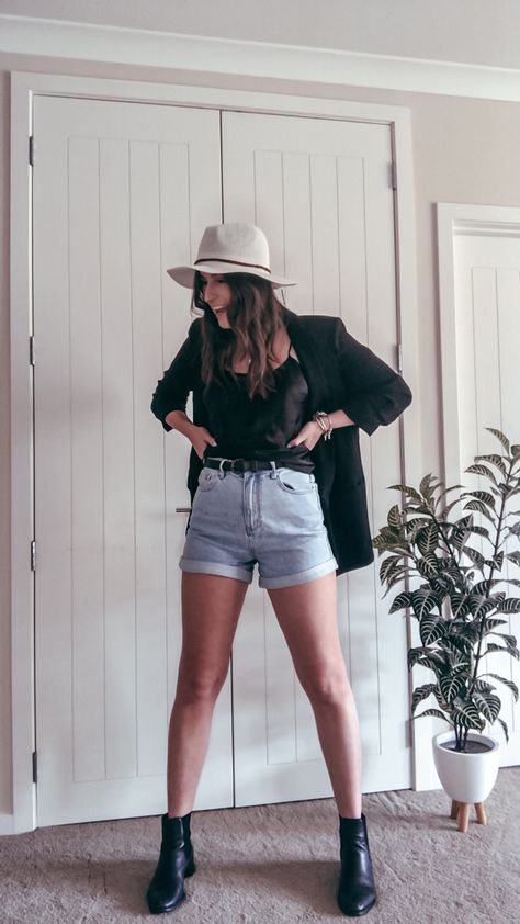 Chelsea Boots Shorts Outfit, Chelsea Boots And Shorts, Chelsea Boots Outfit Summer, Summer Boots Outfit, Trunk Ideas, Soft Grunge Outfits, Chelsea Boots Outfit, Teaspoon Shorts, Casual Edgy