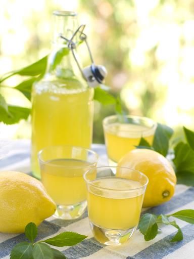 Limoncello : Recette de Limoncello - Marmiton Cottage Yellow, Making Limoncello, Limoncello Recipe, Italian Liqueur, Citrus Grove, Lemon Grove, Yellow Cottage, Candle Fragrance Oil, Summer Yellow