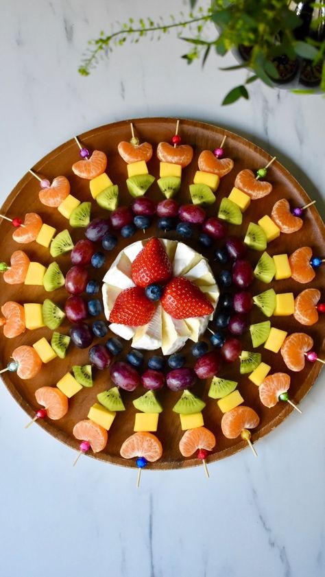 Birthday Appetizers, Salami Rose, Party Planning Food, Fruit Platter Ideas Party, Charcuterie Box, Easter Fruit, Edible Fruit Arrangements, Veggie Cups, Amazing Food Platters