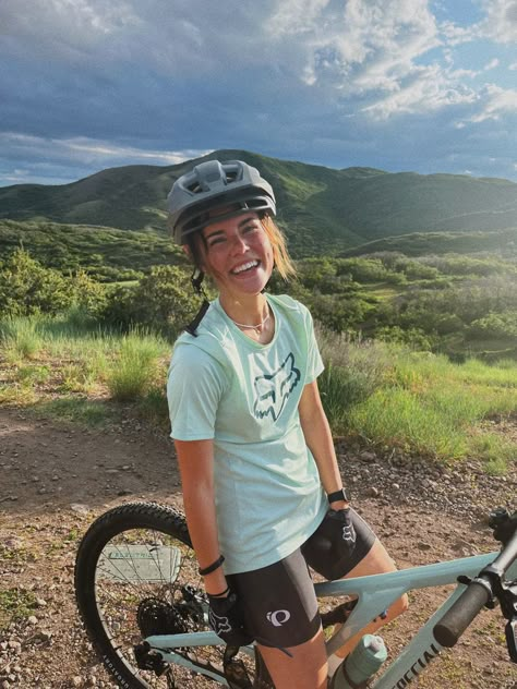 Mountain Bike Women’s Outfit, Mountain Biking Outfit Woman, Mountain Bike Outfit Woman, Mountain Biking Aesthetic, Mountain Bike Aesthetic, Mountain Biking Outfit, Bike Outfits Women, Biking Outfits, Biking Aesthetic