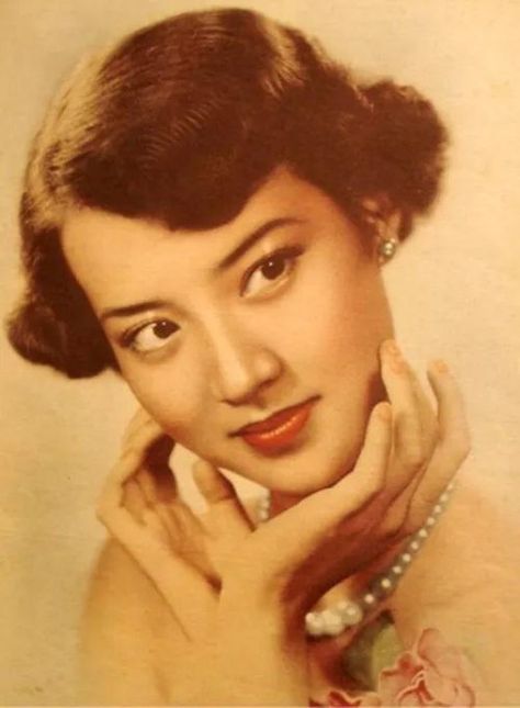 Vintage Asian Women, Asian Vintage Makeup, Hong Kong Actress, Japanese Short Hair, Ancient Beauty, Vintage Makeup, Asian Hair, Beautiful Long Hair, Vintage Portraits