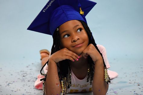 Kinder Graduation Ideas, Kindergarten Graduation Pictures, Graduation Hairstyle, Sister Goals, Grad Pictures, Graduation Pics, Graduation Picture, Grad Photoshoot, Parenting Ideas