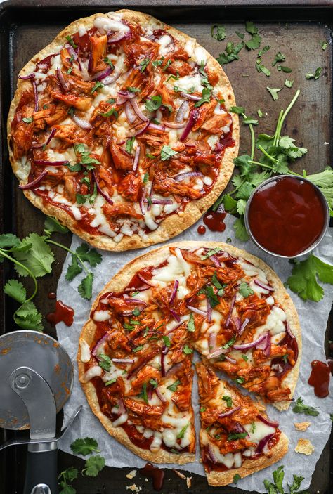 Bbq Chicken Tortilla, Rotisserie Chicken Uses, Tortilla Pizzas, Bbq Chicken Pizza Recipe, Easy Bbq Chicken, Shredded Bbq Chicken, Chicken Pizza Recipes, Chicken Flatbread, Bbq Pizza