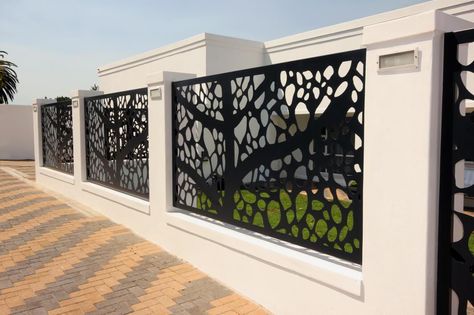 Gard modern in zona rezidentiala Pipera Gard Modern, Building Cladding, Fence Wall Design, Compound Wall Design, Laser Cut Aluminum, Fence Gate Design, Modern Fence Design, House Fence Design, Mdf Panel