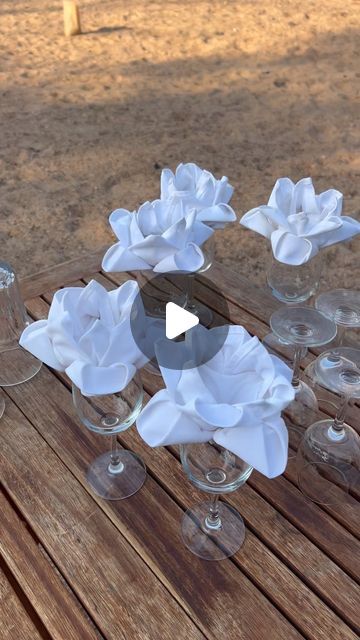 Umlani Bushcamp on Instagram: "Suzy showing me the art of napkin folding 🥰🌸🌺

📸 @irina_x_ithombe 

#napkinfolding #beautiful #flower #safaricamp #dinnertable #dinnertabledecor #decor #napkinart #art #umlanimagic #umlanibushcamp #comedinewithus" Food Decoration Ideas Creative, Napkin Folding Flower, Wedding Napkin Folding, Creative Napkin Fold, Beautiful Napkin Folding, Pink Table Settings, Fancy Napkin Folding, Christmas Napkin Folding, Napkin Rose