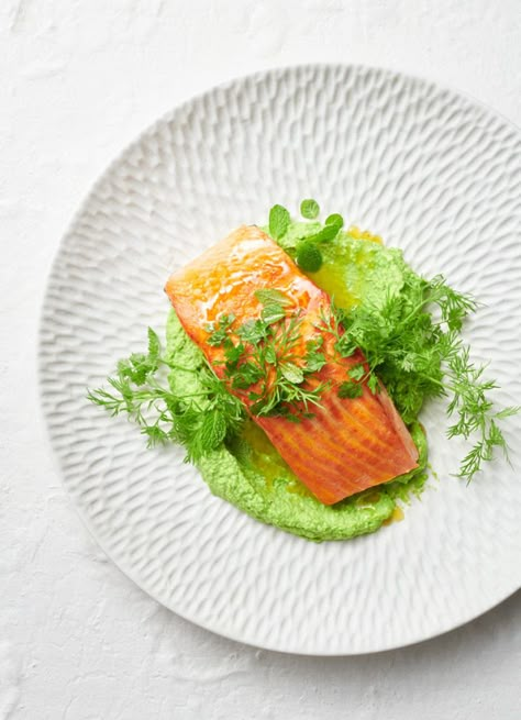 Salmon With Pea Puree, Pea Puree Recipe Dishes, Salmon Christmas Dinner, Plating Ideas Dinner, Pea Puree Recipe, Christmas Salmon, Fresh Herb Salad, Savory Salmon, Pea Puree