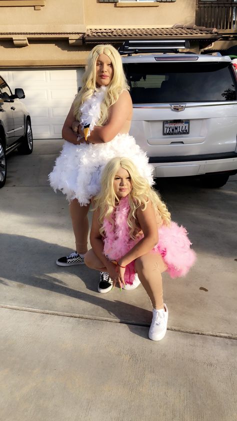 Holloween Costume Ideas Besties Funny, Best Friends Costumes Ideas, Unique Couples Halloween Costume Ideas Best Friends, White Chicks Theme Party, Funny Costume Duos, White Chicks Couple Costume, Clever Funny Halloween Costumes, Height Difference Halloween Costumes, Simple Matching Costumes