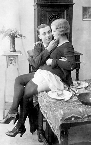 1920s French Romance Photo Postcard French Postcards, Vintage Kiss, Vintage Couples, Vintage Stockings, Vintage Models, Vintage Pinup, Vintage Pictures, Vintage Girls, Vintage Photographs