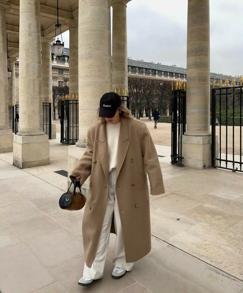 Long Beige Coat Outfit Winter, Light Brown Coat Outfit Winter, Winter Outfits Turkey, Winter Outfits Camel Coat, Manteau Long Beige, Camel Long Coat Outfit, Beige Overcoat Outfit Women, Light Brown Trench Coat Outfit, Chocolate Brown Coat Outfit