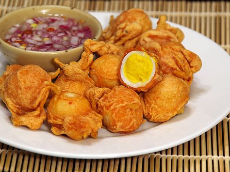 "Kwek Kwek" is a very famous Filipino street food, made out of deep fried hard-boiled quail eggs, then dipped in vinegar or sweet gravy sauce. Egg Pakora, Kwek Kwek, Quail Recipes, Fried Quail, Filipino Street Food, Telur Rebus, Pakora Recipe, Pakora Recipes, Gram Flour