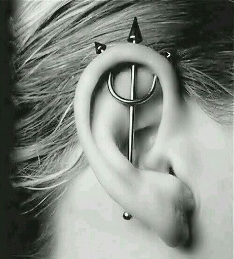 Trident piercing. Ear Piercing Names, Unique Ear Piercings, Helix Piercings, Mode Tips, Piercing Cartilage, Cool Piercings, Cute Piercings, Industrial Piercing, Body Piercings