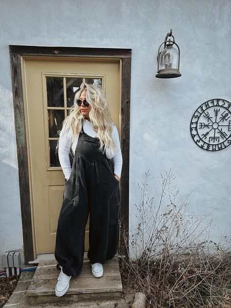 Check out this photo from giannabieros Plus Size Overalls Outfit, Summer Work Out Outfits, Summer Outfits Grunge, Hairstylist Outfits, Plus Size Alt Fashion, Slouchy Jumpsuit, 30th Birthday Outfit, Mom Fits, Jumpsuit Overalls