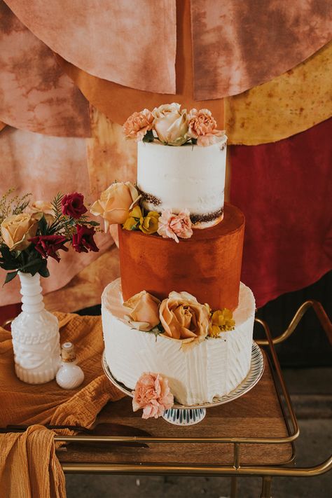 Terra Cotta Cake Wedding, Wedding Cake Terracotta, Rust And Terracotta Wedding, Rust Wedding Cake, Terracotta Wedding Cake, Rust And Terracotta, Visionary Board, Wedding Cake Peach, Wedding Cake Table Decorations