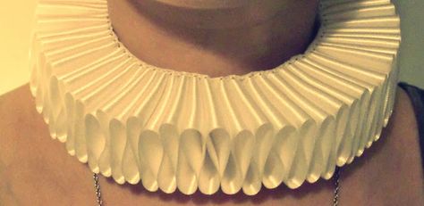 Mrs Bertin's Jewelry Box: DIY: How to Make an Elizabethan Ruff Diy Elizabethan Collar, Ruffle Collar Diy, Big Halloween Party, Elizabethan Ruff, Elizabethan Costume, Nutcracker Costumes, Elizabethan Collar, Tudor Costumes, Ruff Collar