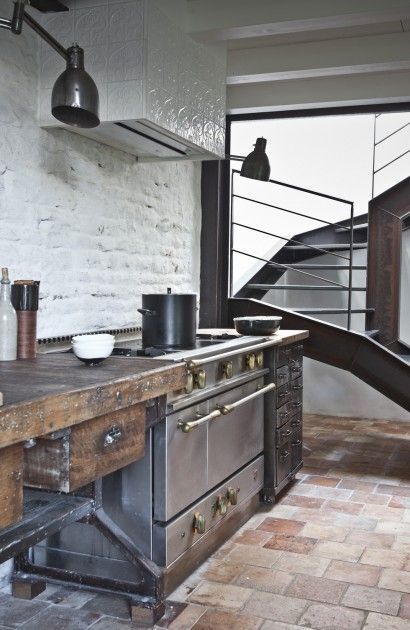 Suggestions and tips on how you can choose an industrial-style kitchen. Wood, metal & raw finishes are some of the main elements that characterize an industrial style kitchen. #kitchenidea #interiordesign #industrialdesign Серая Кухня, Oven Stove, Industrial Kitchen Design, Industrial Style Kitchen, Rustic Modern Kitchen, Industrial Interiors, Interior Design Magazine, Industrial Kitchen, Design Industrial