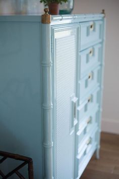 You will love the way light reflects off of this glossy painted faux bamboo chest of drawers. Take a look at how this dresser looked before its glossy makeover, you won't believe it! Bamboo Furniture Makeover, Bamboo Furniture Diy, Bamboo Dresser, Painted Headboard, Furniture Remodeling, Dresser Redo, Painted Bamboo, Painting Wood Furniture, Bamboo Shelf