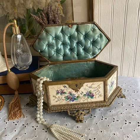 Victorian Jewelry Box, Jewerly Boxes, Jewelry Casket, Antique Jewelry Box, Painted Jewelry, Flowers And Butterflies, Hand Painted Jewelry, Vintage Jewelry Box, Antique Boxes