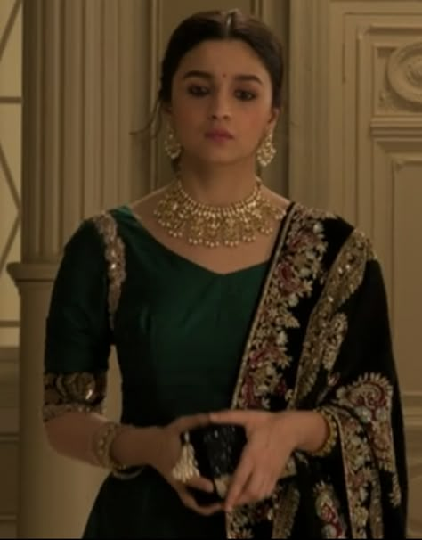 Alia Bhatt Kalank Movie Outfit, Roop Kalank Outfits, Roop Kalank, Casual Indian Outfits, Outfits For Dinner, Haldi Outfits, Haldi Outfit, Simple Saree Designs, Celebrity Casual Outfits