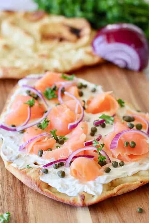 Easy Naan Recipe, Smoked Salmon Pizza, Seafood Pizza Recipes, Naan Pizza Recipes, Pain Naan, Salmon Pizza, Seafood Pizza, Smoked Salmon Recipes, Naan Pizza