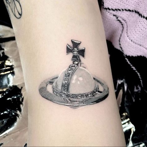 Vivien Westwood Tattoo, Vivienne Westwood Orb Tattoo, Vivienne Westwood Tattoo, Stunning Tattoos, Beautiful Tattoo, Image Swag, Minimalist Tattoos, Next Tattoo, Dream Tattoos