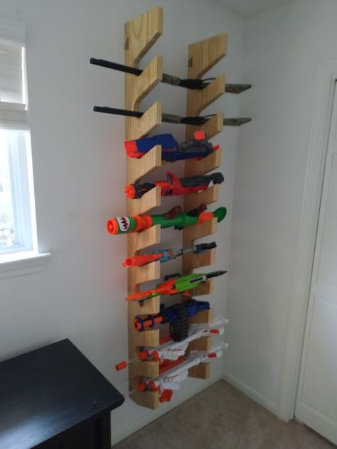 Rack intended for orgnizing kids nerf gun collection. Nerf Bedroom Ideas, Diy Nerf Storage, Nerf Organization Ideas, Nerf Storage Ideas, Nerf Wall, Nerf Storage, Nerf Mods, Boys Diy, Boys Playroom