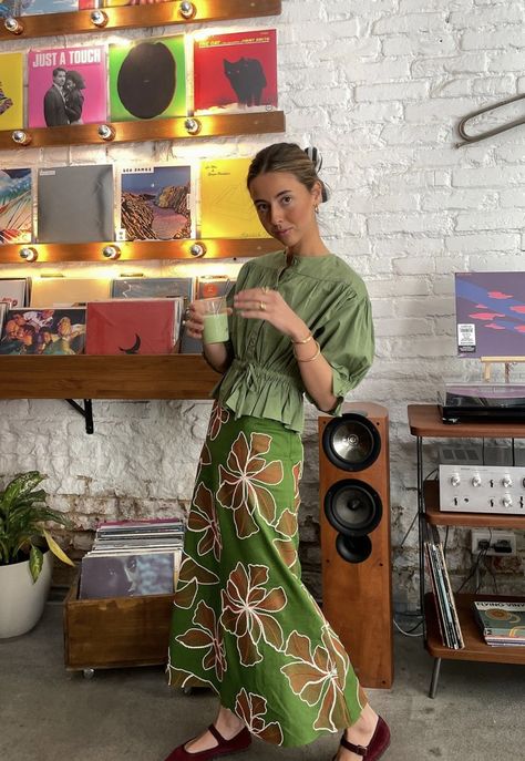 Feminine Maximalist Outfits, Eclectic Classy Fashion, Cuba Street Style, Mix Match Pattern Outfits, European Work Outfits, Colorful Simple Outfits, Artsy Chic Outfit, Artist Fashion Aesthetic, Florida Work Outfits Women