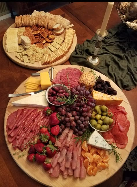 Bbq Salmon Recipes, Tapas Dinner, Weekend Snacks, Picnic Date Food, Romantic Breakfast, Charcuterie Inspiration, Party Food Platters, Cold Cuts, Charcuterie And Cheese Board