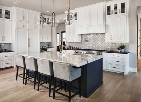 transitional-style-kitchen Hiasan Dalaman Dapur, Dapur Moden, Lake Kitchen, Model Dapur, Snow Hill, Kabinet Dapur, Herringbone Backsplash, Small Farmhouse, Classic Kitchen