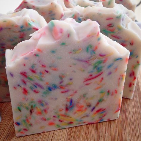 Confetti Soap, Rainbow Soap, Apple Soap, Soap Studio, Soap Art, Soap Display, Handmade Soap Recipes, Rainbow Confetti, Soap Making Recipes