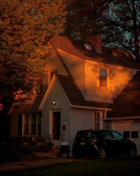 Sunset House, 1989 Taylor's Version, House Series, House Photography, Geek Life, Night Vibes, Futuristic Technology, Autumn Aesthetic, Night Aesthetic