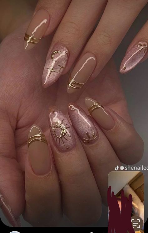 Saggitarius Nails Design, Aesthetic Gold Nails, Shaadi Nails, Divine Feminine Nails, Fashion Nails Classy, Transitional Nails, Mystical Nail Designs, Grad Nails Acrylic, Grad Nail Ideas