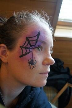 Spiderweb face paint Easy Witch Face Paint, Spiderweb Face Paint, Nem Halloween Makeup, Spider Face Painting, Halloween Face Paint Designs, Halloween Schminke, Carnaval Make-up, Halloween Makeup For Kids, Web Face