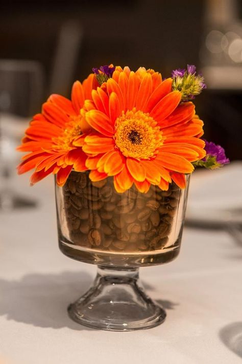 Centerpiece With Flowers, Centerpiece Candles, Coffee Bridal Shower, Bridal Shower Centerpiece, Easy Diy Thanksgiving, Kitchen Table Centerpiece, Coffee Party, Thanksgiving Decorations Diy, Bridal Shower Centerpieces