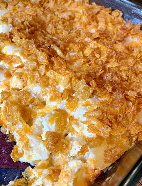 Funeral Potatoes - Cheesy Potato Casserole Topped with Corn Flakes | Funeral Potatoes is just a weird name for Cheesy Potato Casserole Topped with Corn Flakes. This is the delicious potato casserole you'll want to make for every potluck, holiday dinner, or as a special side dish for a weeknight meal. | #FuneralPotatoes #Potatoes #PotatoCasserole #SideDishes Easy Potato Casserole, Cheesy Potato Side Dishes, Party Potatoes, Kue Macaroon, Potatoes Easy, Casserole Side Dishes, Cheesy Potato Casserole, Hashbrown Casserole, Cheesy Potato