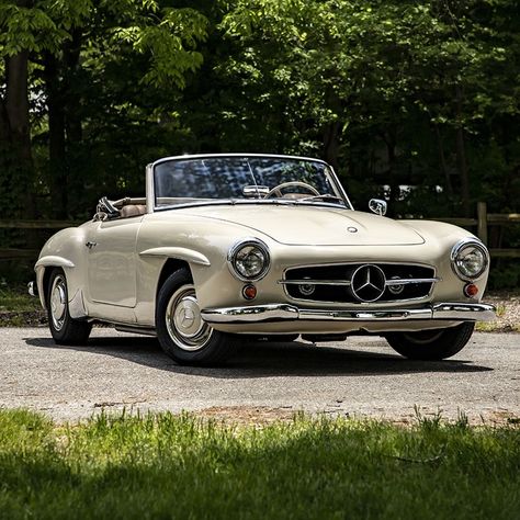 Mercedes Benz 300 Slr 1955, Classic Mercedes Convertible, Mercedes Cars Aesthetic, 190 Sl Mercedes, Mercedes Old Car, Vintage Mercedes Benz Convertible, Classic Convertible Cars, Vintage Mercedes Convertible, Old Mercedes Benz