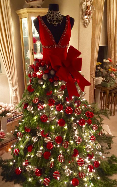 Torso Christmas Tree, Christmas Dress Mannequin, Christmas Tree Dresses, Christmas Maniquin Ideas, Manican Christmas Tree, Christmas Mannequin Tree, Christmas Tree Mannequin, Maniquin Christmas Tree Ideas, Christmas Tree Dress Mannequin