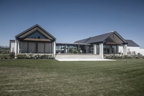 Wanaka House, U Shaped Houses, New Zealand Houses, Casa Country, Modern Barn House, Rural House, Architecture Model Making, Casa Container, Modern Farmhouse Exterior