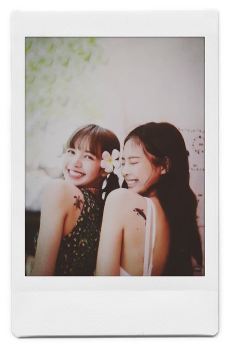 Kpop Poloroid Pictures, Jenlisa Polaroid, Polaroid Celebrities, Neymar Jr Aesthetic, Polaroid Kpop, Aesthetic Polaroid, Double Ear Piercings, Aesthetic Blackpink, Cool Ear Piercings